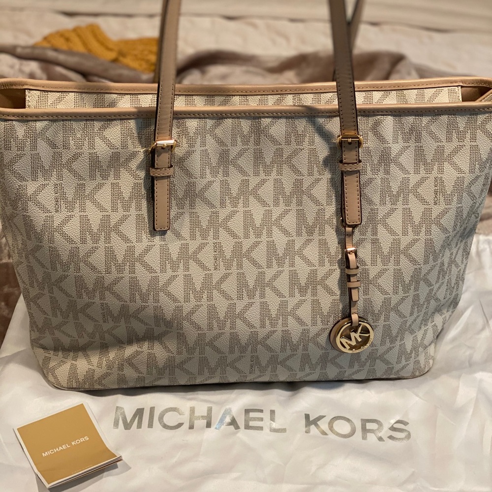 Travel tote